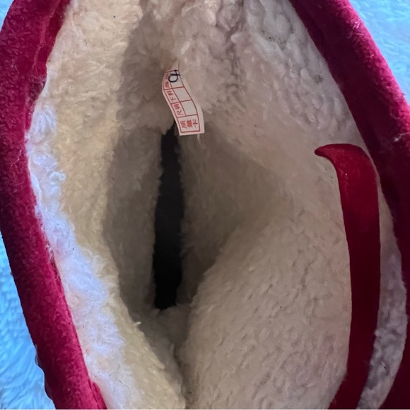 NWOT. Super fun and comfortable suede boots with fringe. SIZE 7-7.5. - Picture 5 of 6